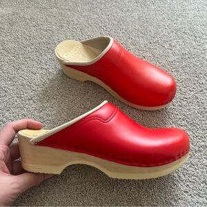 Sven Padded Collar Size 39 Red Leather Clogs Slip On Open Back USA Sweden Wood